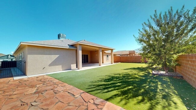 Building Photo - 490 Montecito Dr