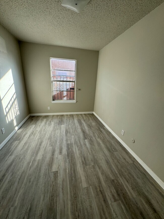Building Photo - 912 San Pedro Dr SE