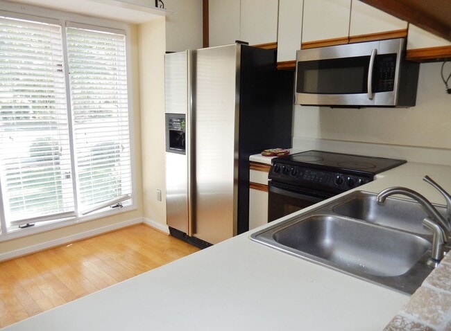 Building Photo - Fabulous Waterfront, 3 level townhouse