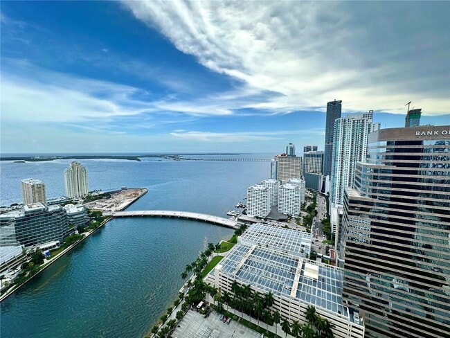 Building Photo - 495 Brickell Ave