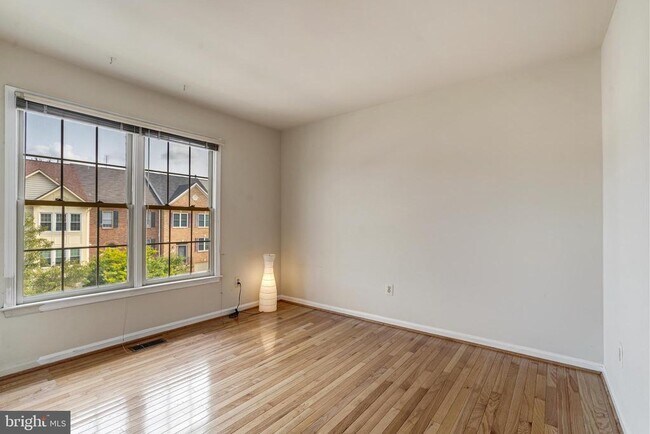 Building Photo - 5518 Sully Lake Dr