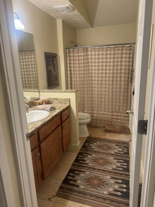 Building Photo - 2 Bdrm 2 bath