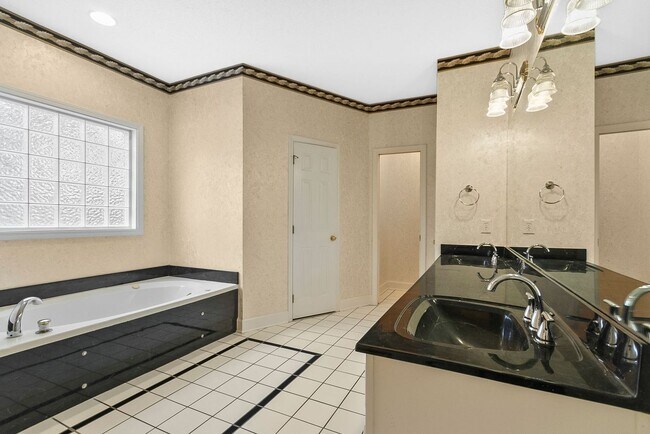 Building Photo - 10495 Royal Points Dr