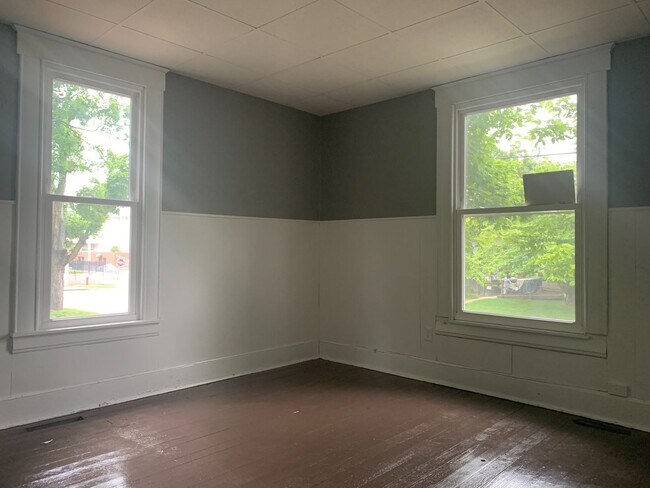 Building Photo - 2 bed/2 bath, 720 sqft home! 413 W Nichols...