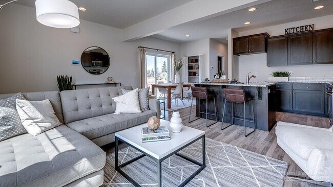 Building Photo - Three Bedroom House in SE Bend