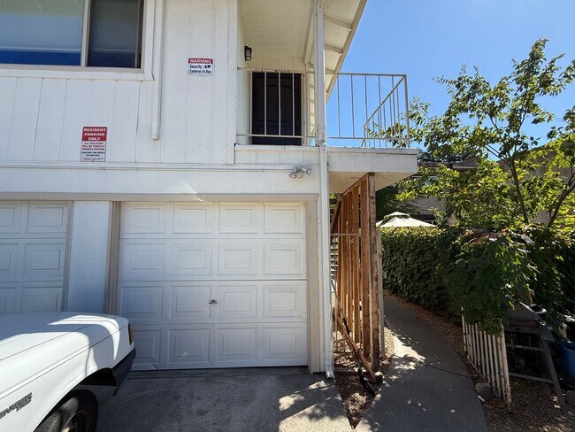 Building Photo - 1048 Mohr Ln