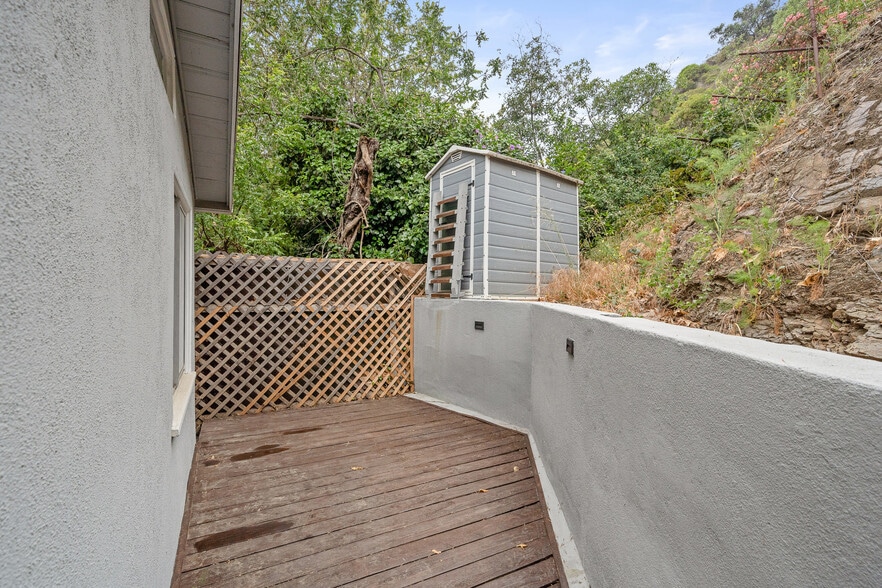 Building Photo - 1628 N Beverly Glen Blvd