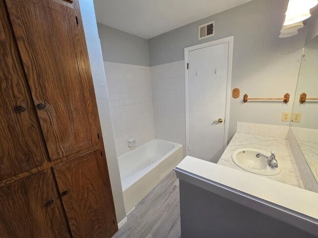 Building Photo - Very well maintained home