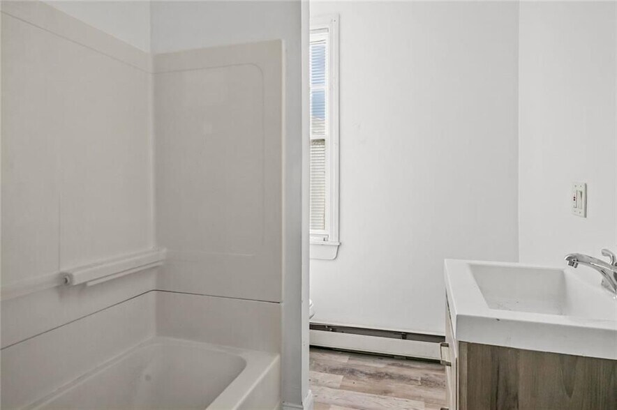 Building Photo - 123 Radcliffe Ave