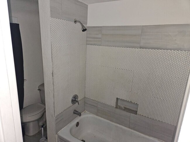 Building Photo - 2225 Academy Ave