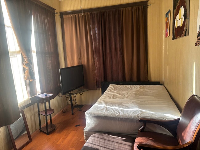 Building Photo - 1721 Clarendon Ave