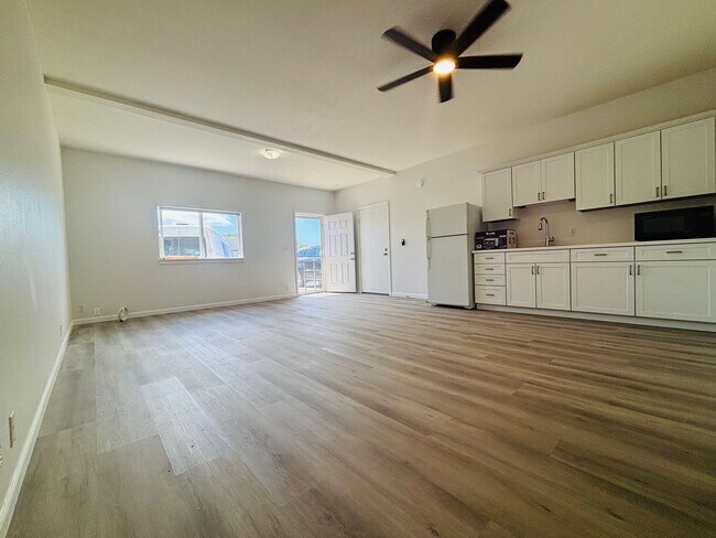 Building Photo - Excellent Studio in Pauoa with Parking