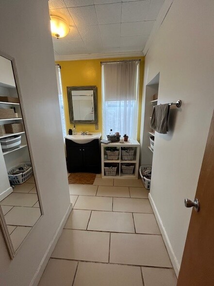 Building Photo - 185 1/2 Home St