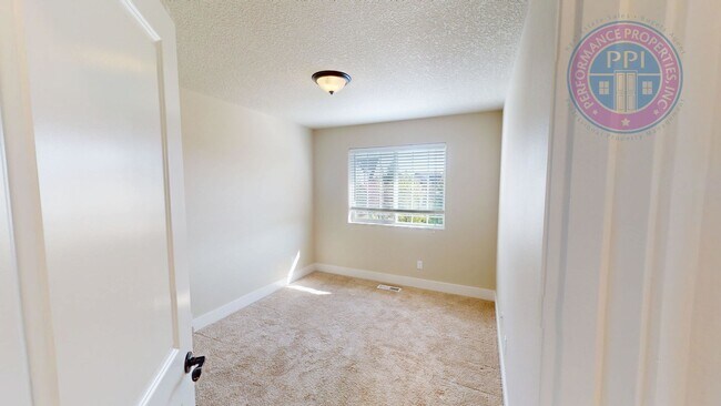 Building Photo - Desirable Bethany Location, Spacious & Sty...