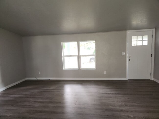 Building Photo - 3-bedroom 2 bath House