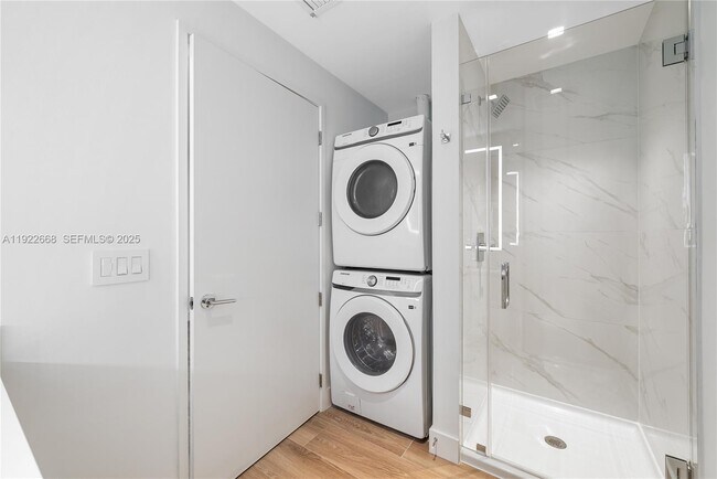 Building Photo - 700 NE 24th St