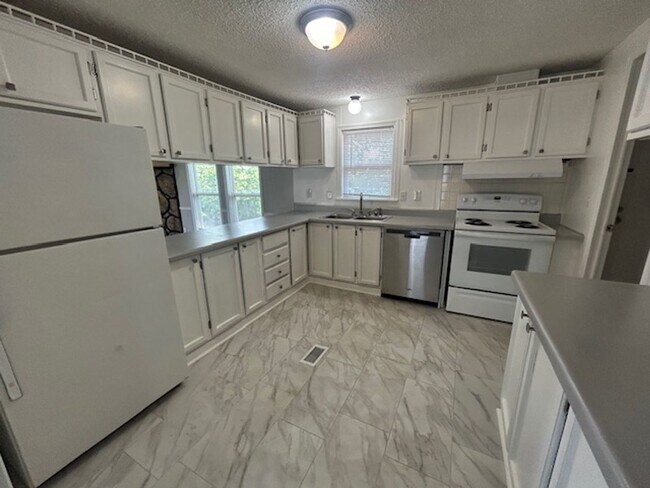 Building Photo - 208 Green Branch Ct