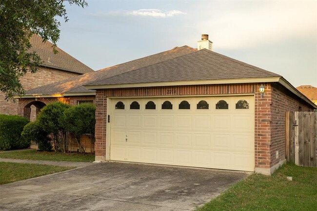 Building Photo - 2214 Milan Dr