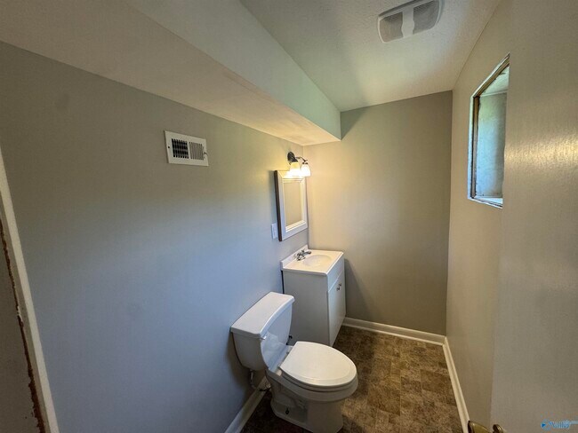 Building Photo - 10020 Strong Dr SE