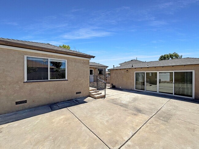 Building Photo - Beautiful 3BD/3BA House in Talmadge w/ ADU...