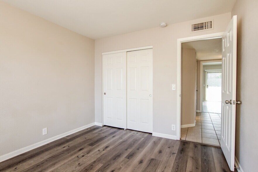 Building Photo - 6157 N 87th Ln