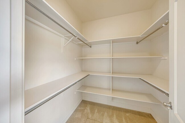 Building Photo - 832 Montclair Dr