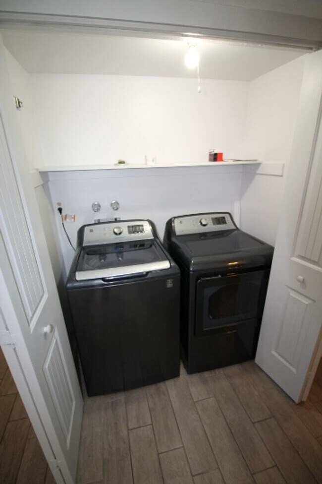 Building Photo - Highly Desirable East Side Townhome – 2 Bed, 2 Bath – Move-In Ready!