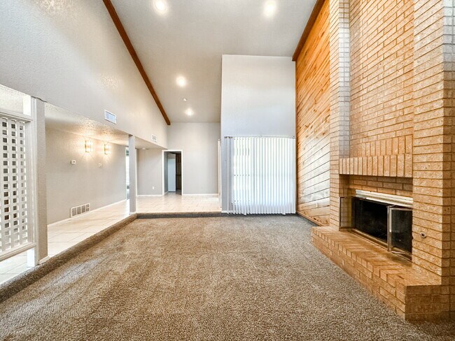 Building Photo - Updated 2-Story Duplex!