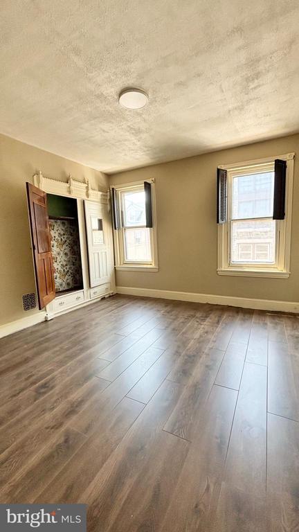 Building Photo - 2041 E Cambria St