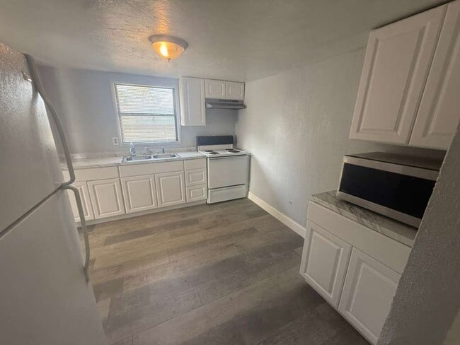 Building Photo - Lakeland 3/1 House  Apply for FREE This Holiday Season!