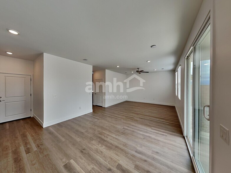 Building Photo - 9660 Harkes Dr