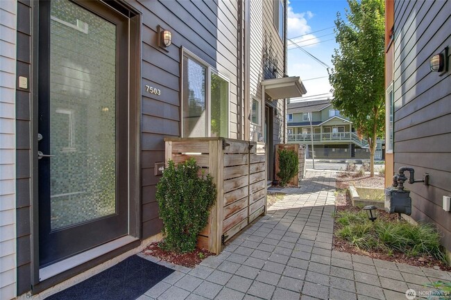 Building Photo - 2Bd/2Ba Seattle Townhouse