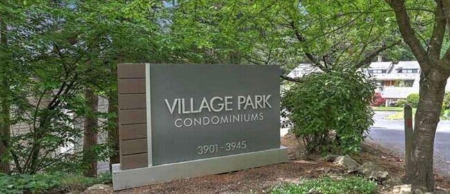 Building Photo - Spacious condo with 2 parking spaces included