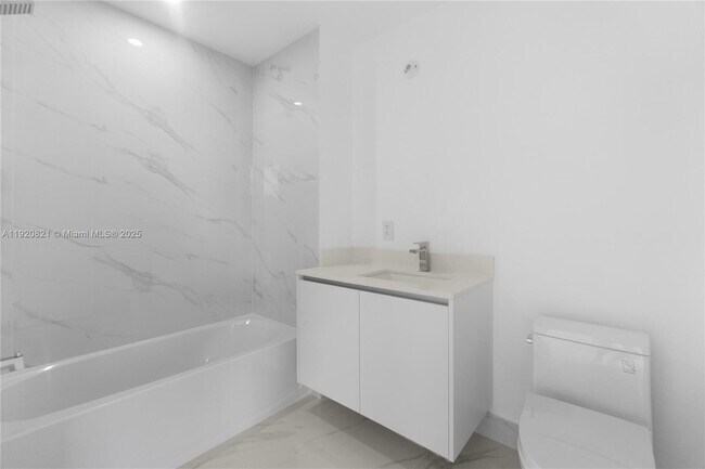 Building Photo - 700 NE 24th St