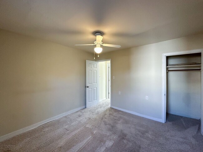 Building Photo - Bright 2 Bed 1 Bath Townhome w/ Den in But...