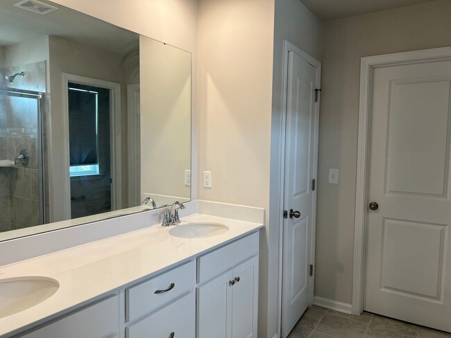 Building Photo - 4/2.5 Townhome Available Now!