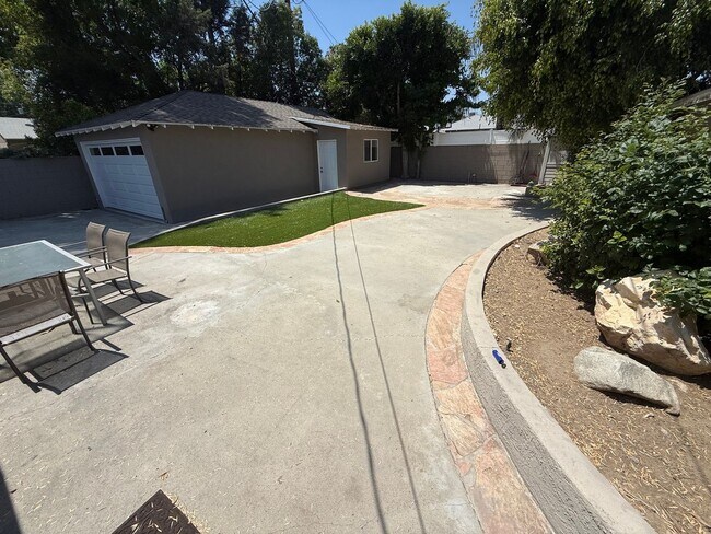 Building Photo - Lovely 3 Bedroom House w/ Finished Garage