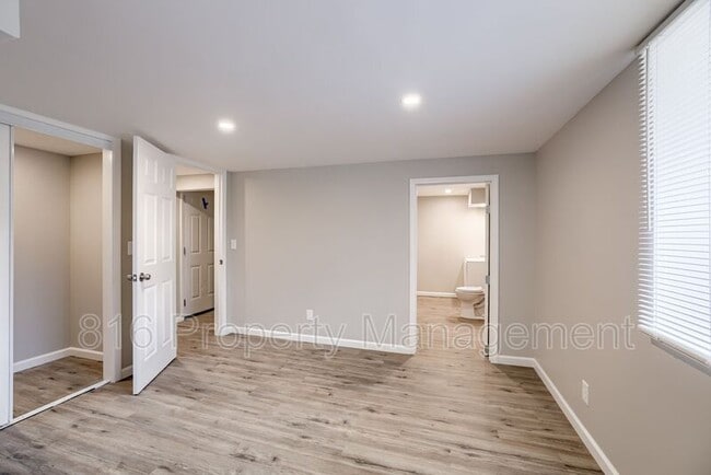 Building Photo - 1105 E Sea Ave