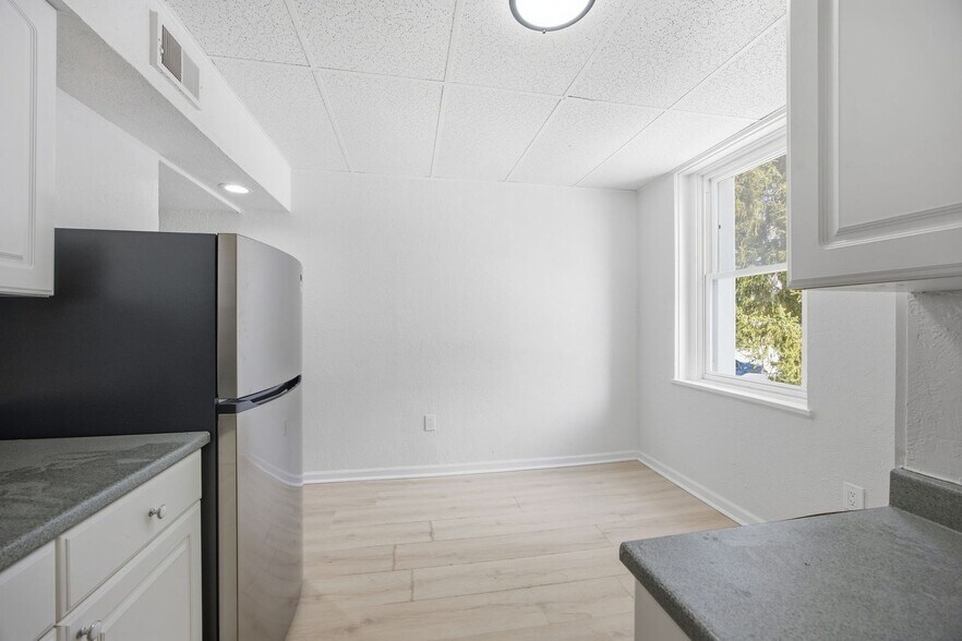 Building Photo - 141 Oneida St