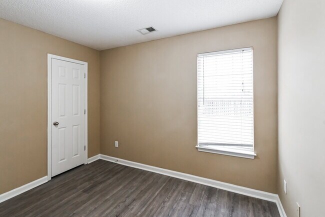 Building Photo - 1319 Farwoods Dr