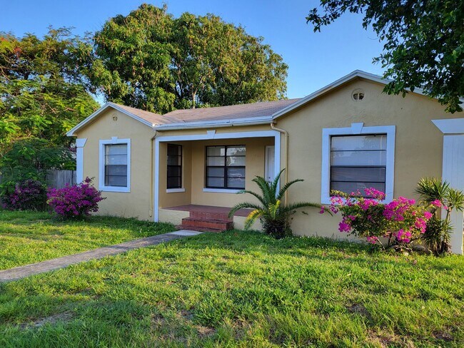 Building Photo - Renovated 4/2.5 Home with garage and large private backyard