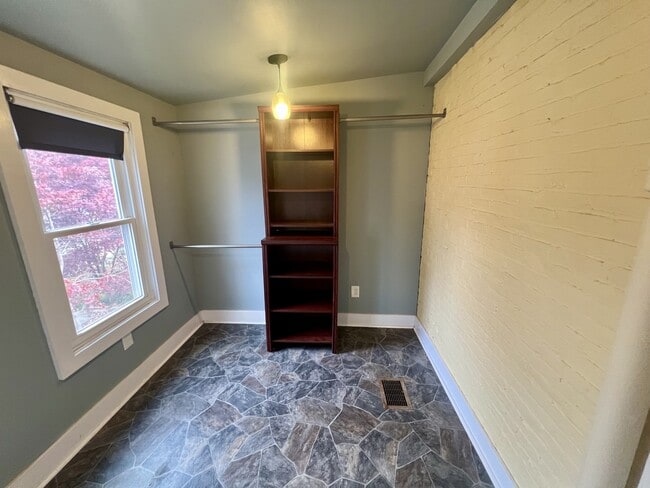 Building Photo - 533 W Walnut St