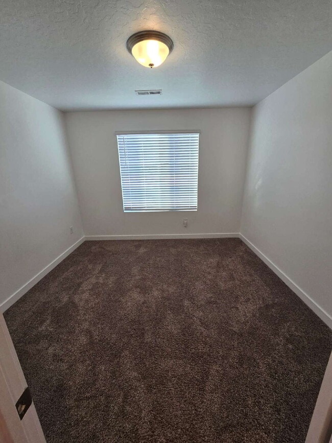Building Photo - Adorable 4 bedroom Townhome for Rent in No...
