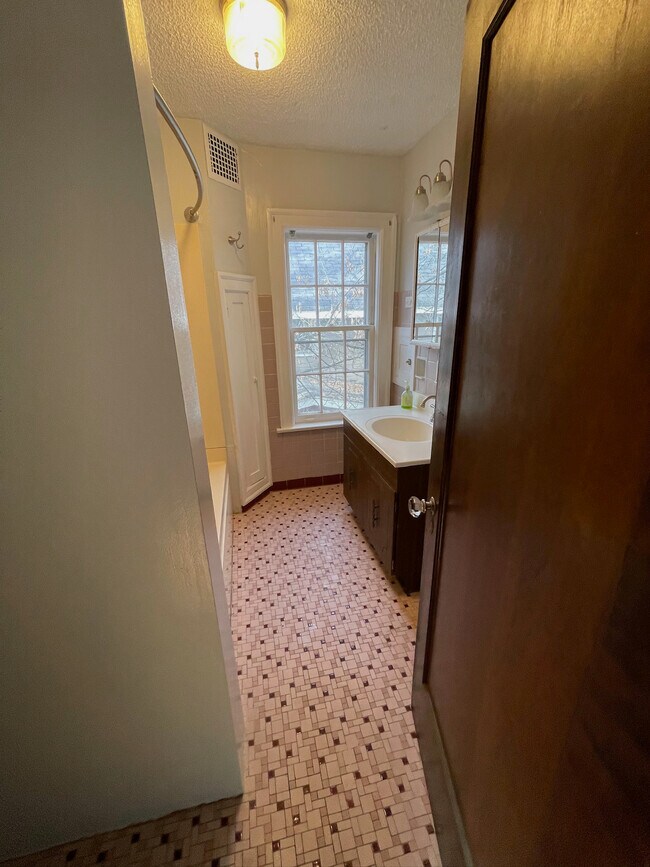 Building Photo - 611 Lincoln Pky