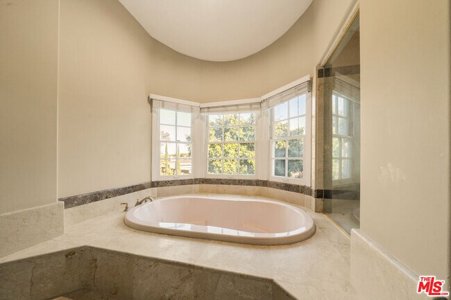 Building Photo - 1109 Pine Dr