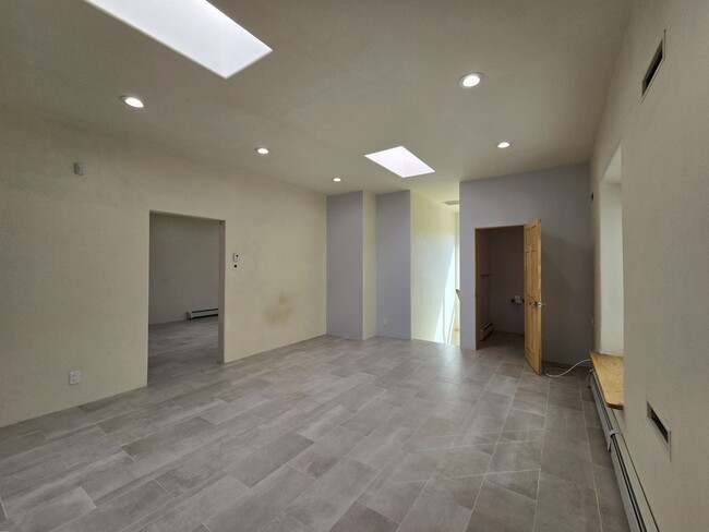 Building Photo - 76 E Wildflower Dr