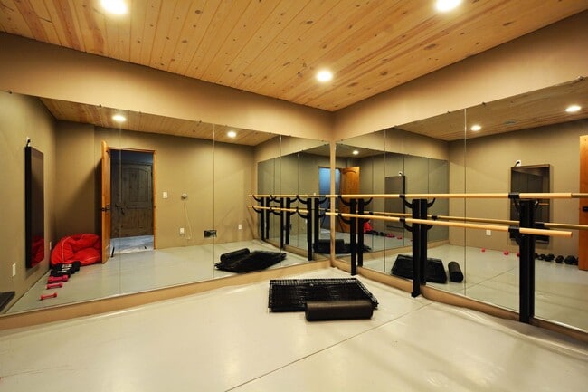 Building Photo - Spacious 5-Bed 4-Bath Home Available in Chaska - Great Location!