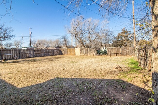 Building Photo - Great 3 Bedroom 1 Bathroom House