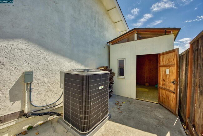 Building Photo - 898 Luxury Dr