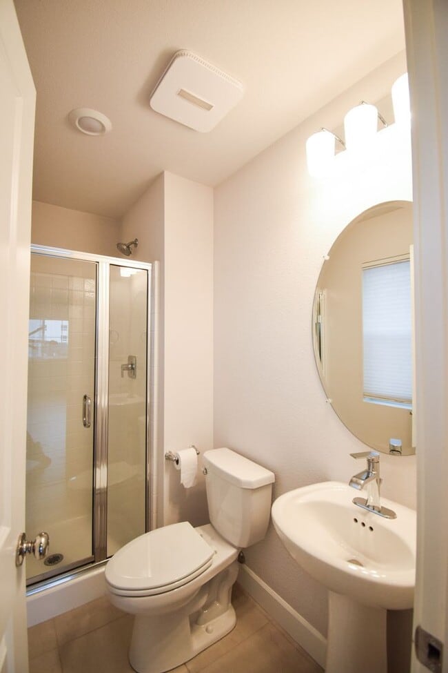 Building Photo - Beautiful 4 Bedroom 3.5 BA Home! Mother in Law Suite, Attached Garage & Top floor Bonus Room!